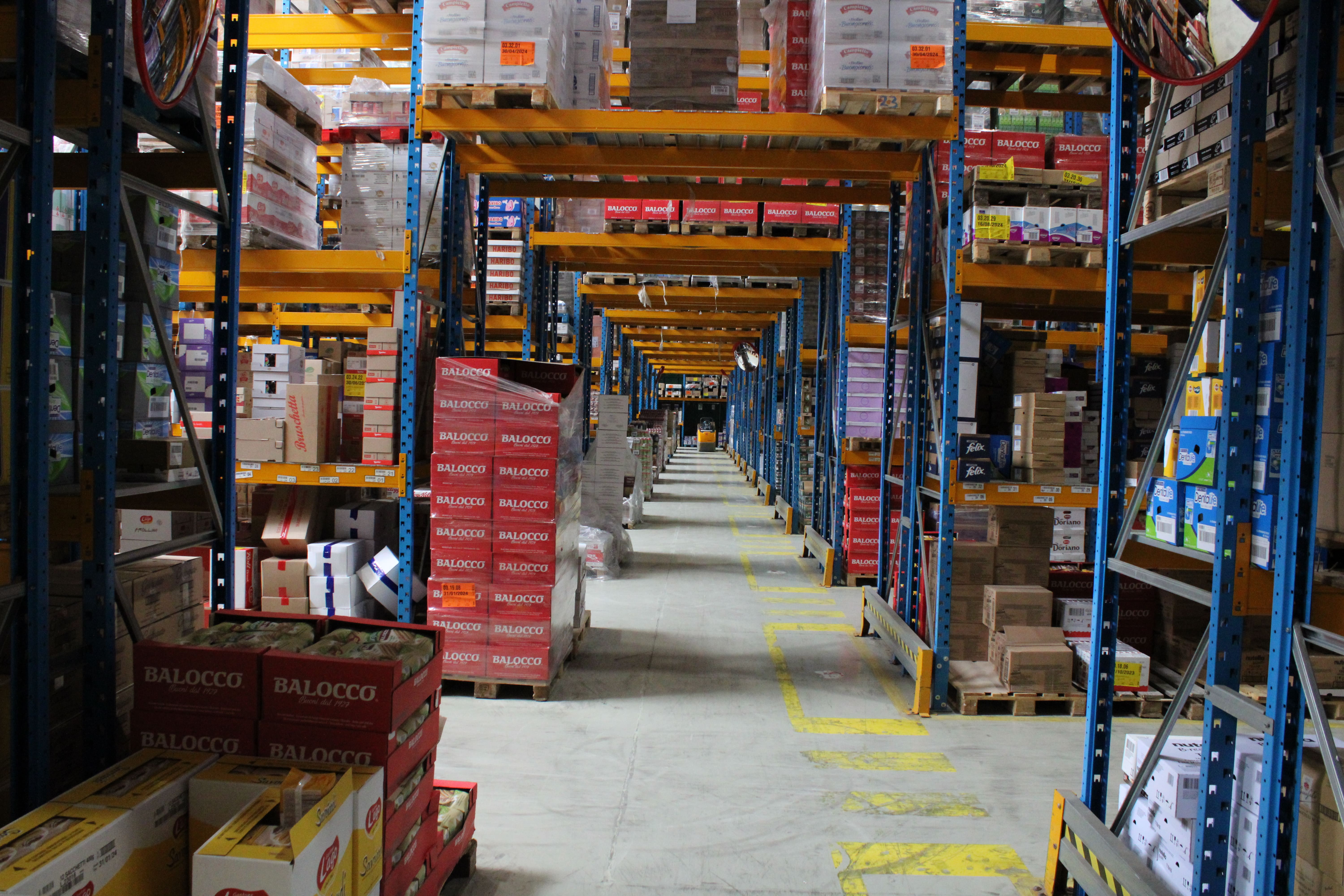 Magazzino alimentare organizzato con scaffalature